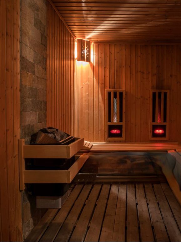 L'intérieur du sauna traditionnel en bois L'intérieur du sauna traditionnel en bois